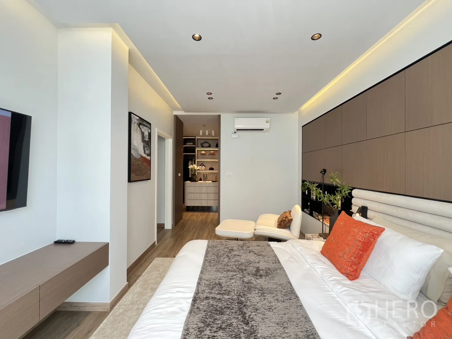 Townhouse for rent in Mueang Samut Prakan, Samut Prakan - Master suite looking toward hallway and dressing area with shelving.