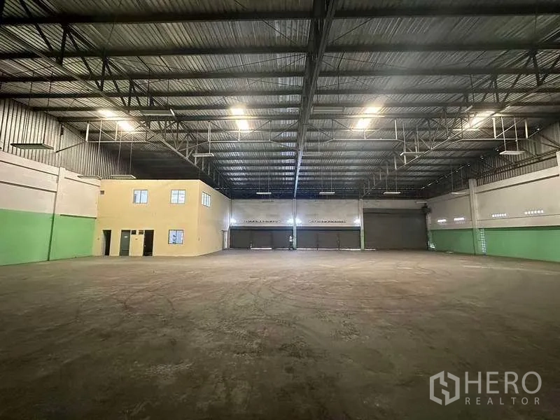 工厂 出租在Nonthaburi - 正对仓库装卸门与内部两层办公室的视角。