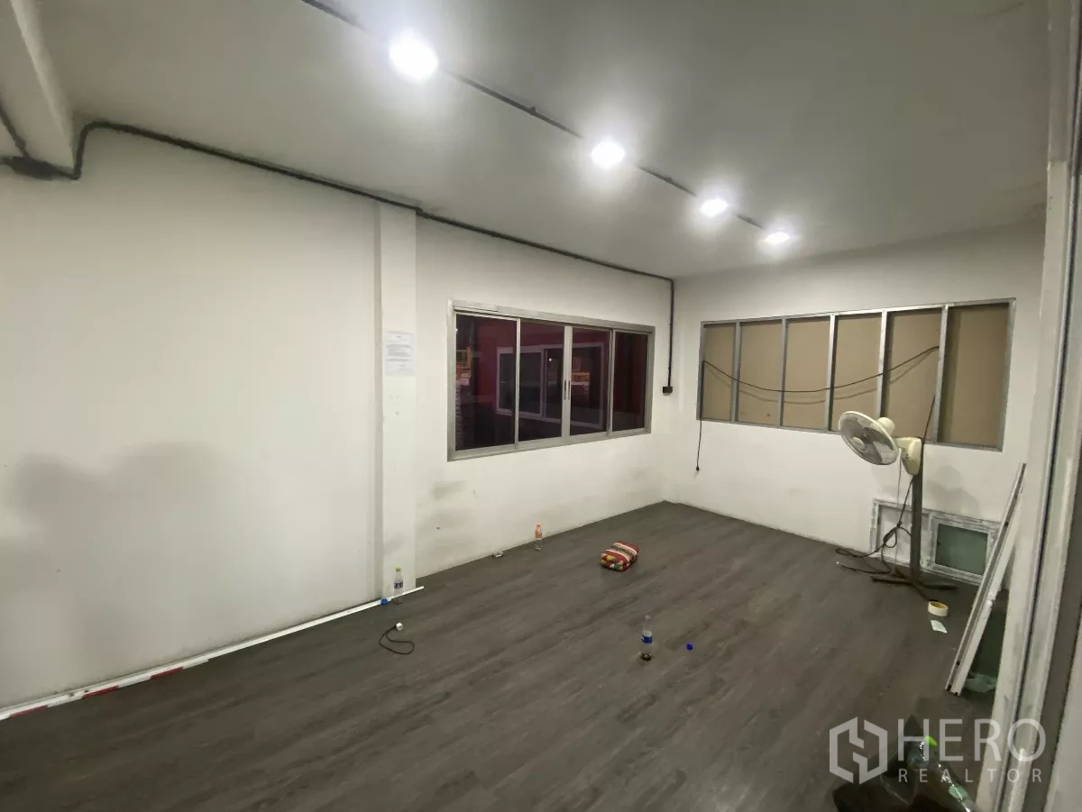 工厂 出租在Mueang Nakhon Pathom, Nakhon Pathom - 小型办公室，白色墙面、吊顶灯和木纹地板。