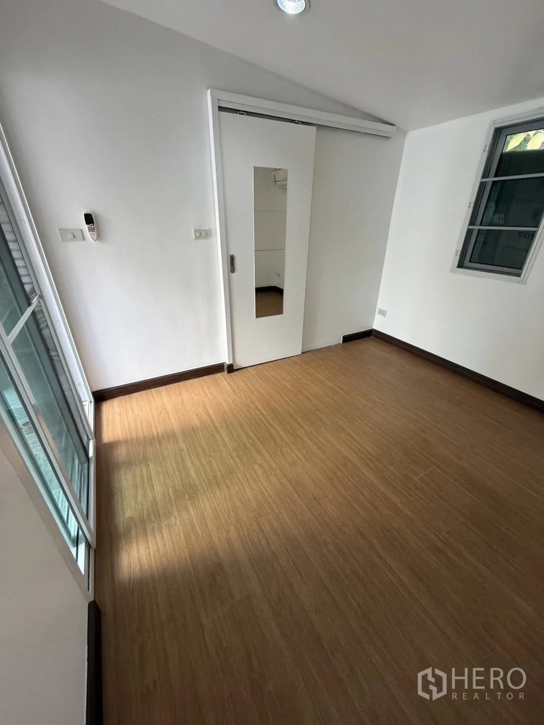 บ้านเดี่ยว for rent in Khlong Toei, Bangkok - ห้องนอนปูพื้นลายไม้ พร้อมประตูบานเลื่อนติดกระจกและหน้าต่าง