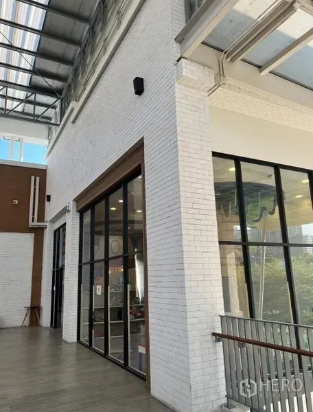 พื้นที่ขายปลีก ให้เช่า - หน้าร้านมุมกระจกเต็มบาน พร้อมราวระเบียง ในบรรยากาศศูนย์การค้า