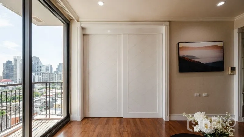 คอนโด ขาย - ประตูบานเลื่อนกั้นห้องนั่งเล่นและห้องนอน ใกล้ระเบียง