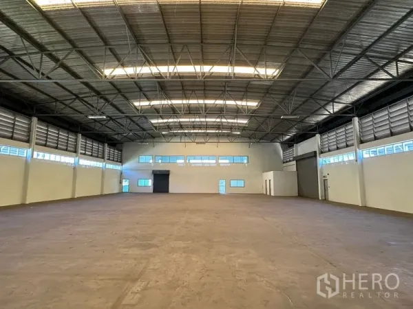 โรงงาน ให้เช่าในChon Buri - คลังสินค้าโปร่งโล่ง หลังคาโครงเหล็กสูง มีช่องระบายอากาศและสกายไลต์