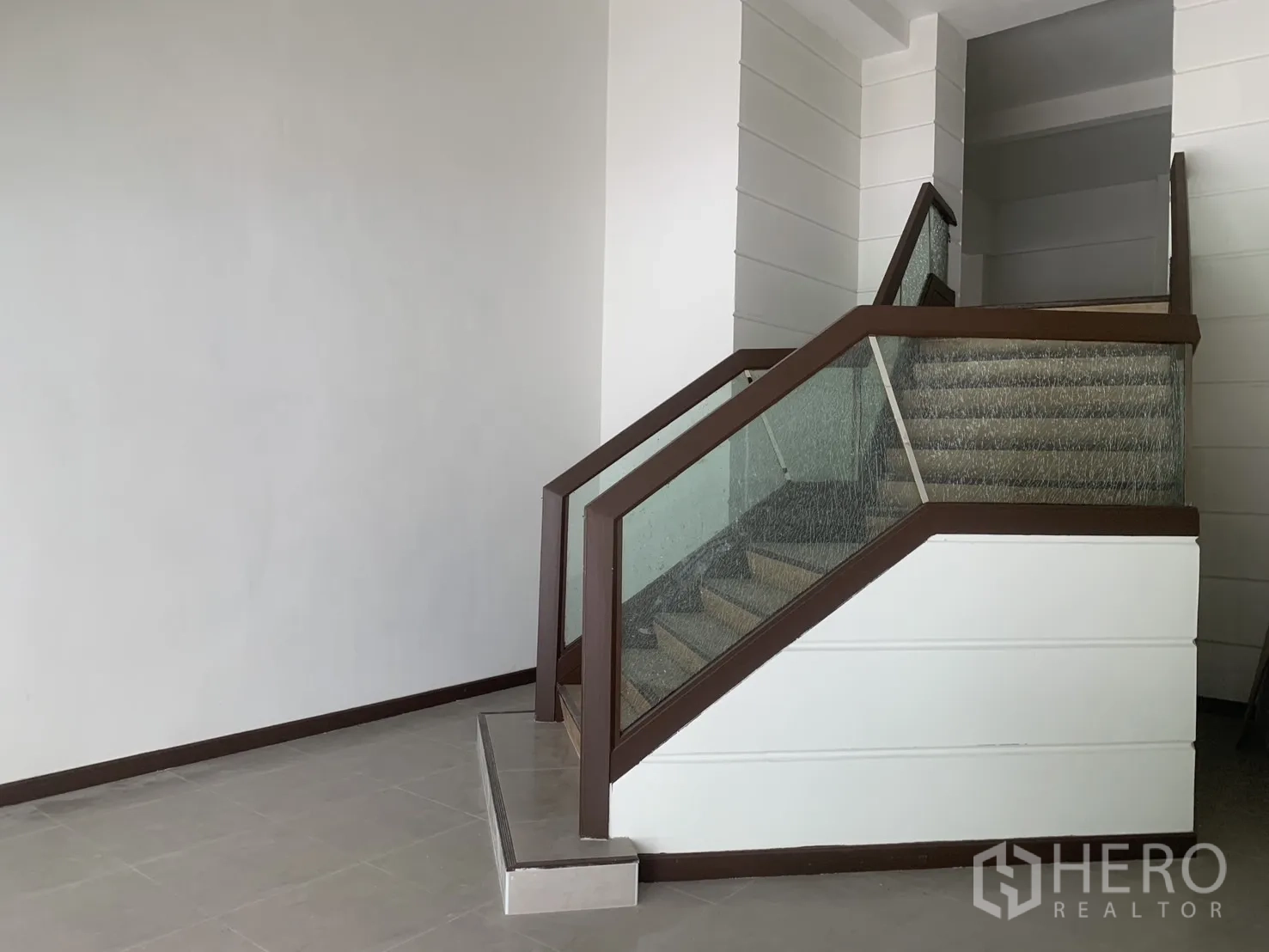 零售空间 for rent in Bang Rak, Bangkok - 带木扶手的玻璃栏杆内楼梯连接各层。