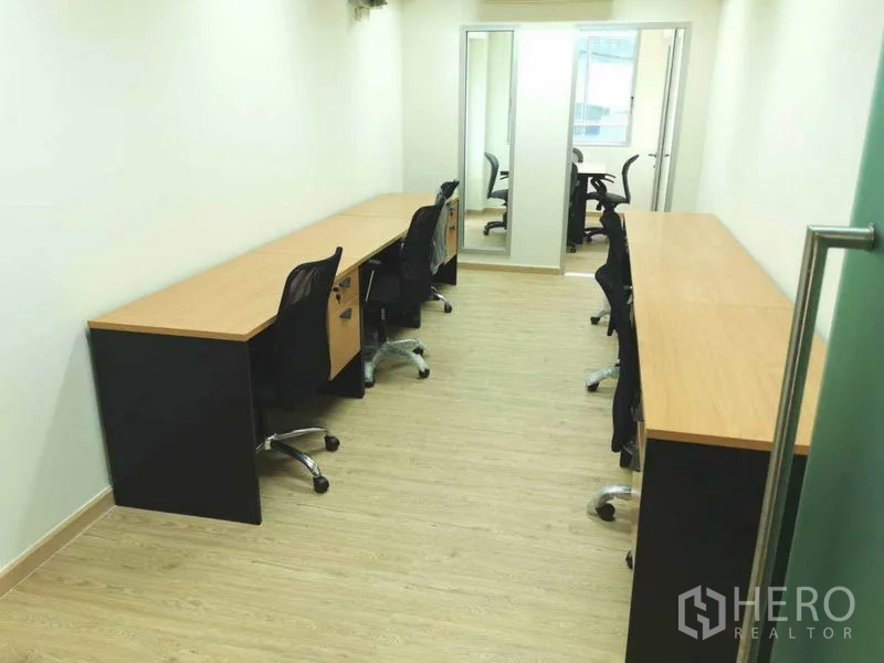 办公空间 出租在Khlong Toei, Bangkok - 35㎡开放式办公室，双侧长条工位、网布椅，玻璃门通向会议室