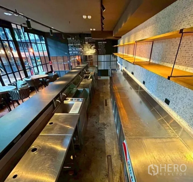 零售空间 出租在Yan Nawa, Bangkok - 不锈钢吧台与备餐台，开放式层架与菜单板，店内精装。