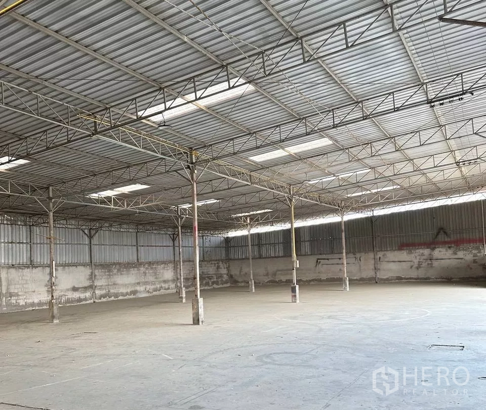 工厂 出租在Samut Prakan - 高挑钢桁架屋顶与天窗的宽大仓库大厅