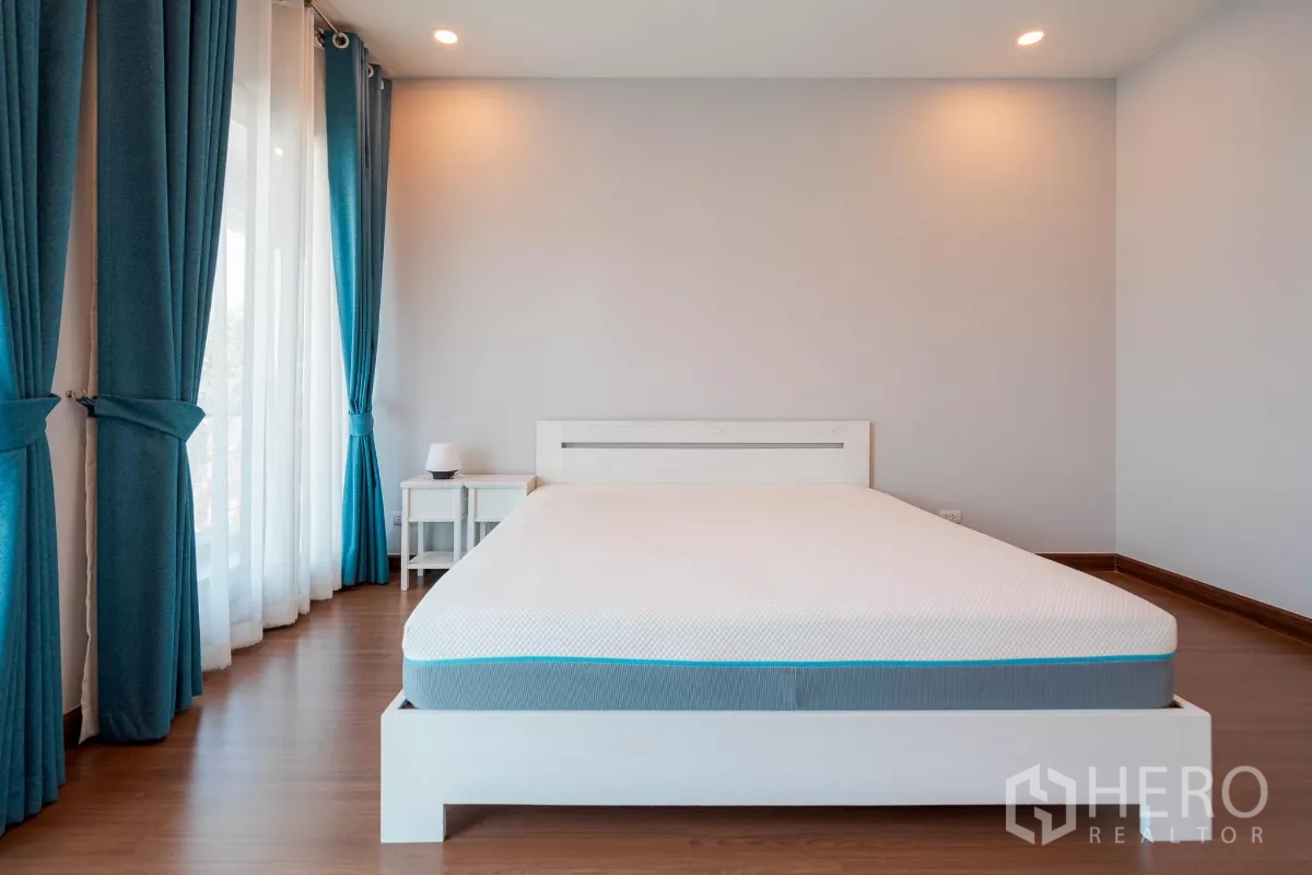 บ้าน ขายในSaphan Sung, Bangkok - ห้องนอนใหญ่กว้างขวาง เตียงใหญ่ พื้นไม้ และหน้าต่างเต็มบาน