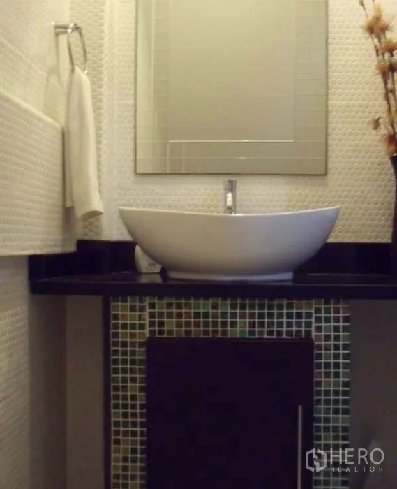 联排别墅 出售在Phra Khanong, Bangkok - 现代卫浴，台上盆、镜子与马赛克装饰