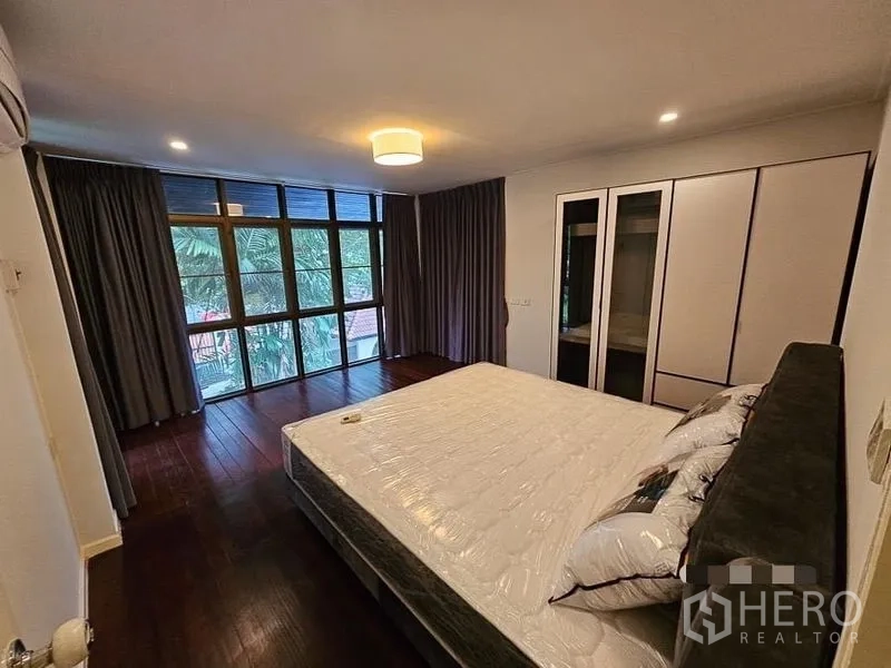 Detached House for rent - Bedroom with expansive windows, blackout drapes, and fitted wardrobes.