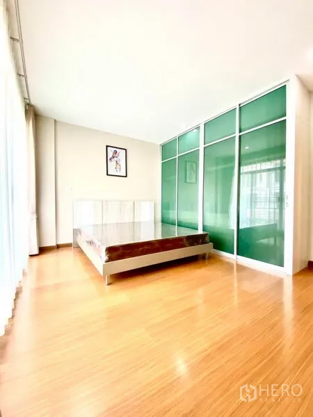 ทาวน์เฮาส์ ให้เช่าในPrawet, Bangkok - ห้องนอนกว้าง พื้นลามิเนต ตู้บานเลื่อนกระจกสีเขียว และหน้าต่างบานใหญ่.