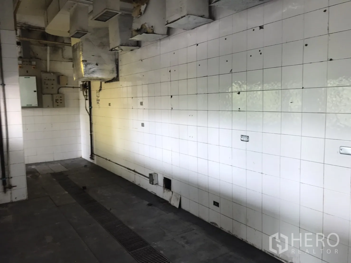 พื้นที่ขายปลีก ให้เช่าในKhlong Toei, Bangkok - พื้นที่ครัวแบ็คออฟฟิศปูกระเบื้อง มีระบบดูดอากาศและรางระบายน้ำ