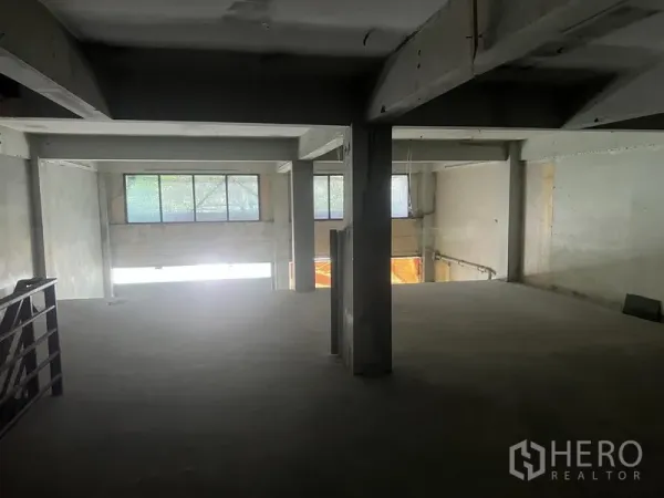 店屋 出租在Watthana, Bangkok - 夹层俯瞰下层空间，可见梁柱与窗户。