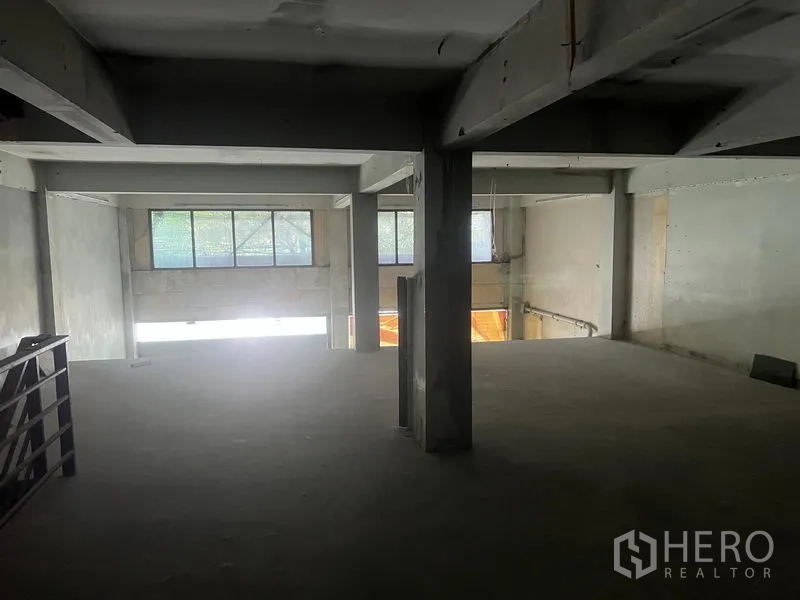 店屋 出租在Watthana, Bangkok - 夹层俯瞰下层空间，可见梁柱与窗户。