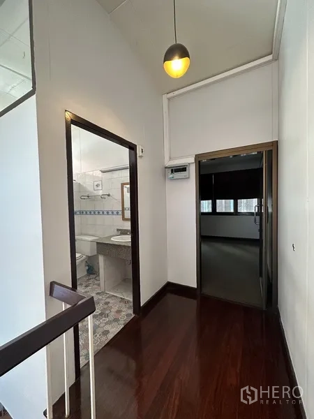 บ้าน ให้เช่าในWatthana, Bangkok - โถงบันไดมีทางเข้าห้องน้ำและโคมไฟแขวน ข้างประตูห้องนอน