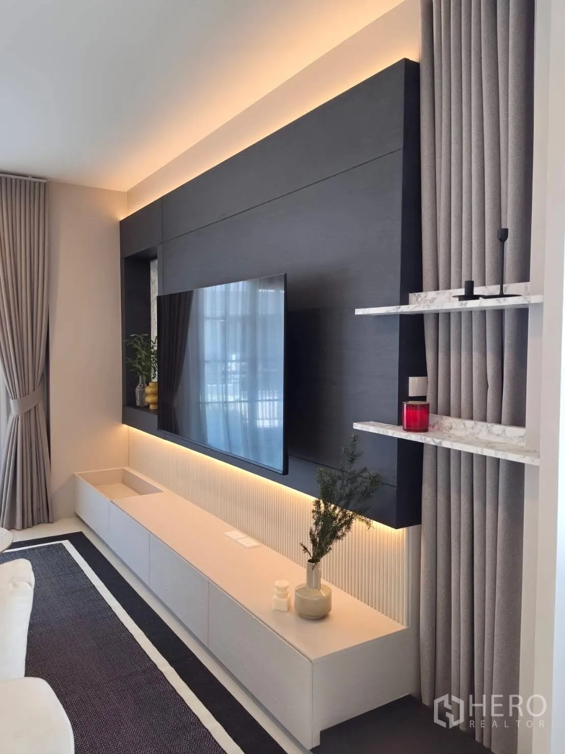 独栋房屋 for rent in Bang Phli, Samut Prakan - 客厅电视背景墙，隐藏灯带与矮柜