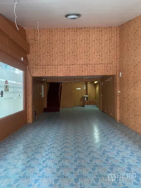 อาคารพาณิชย์ ให้เช่าในWatthana, Bangkok - โถงร้านยาวมีกระจกโชว์หน้าร้านด้านซ้ายและบันไดขึ้นชั้นบน