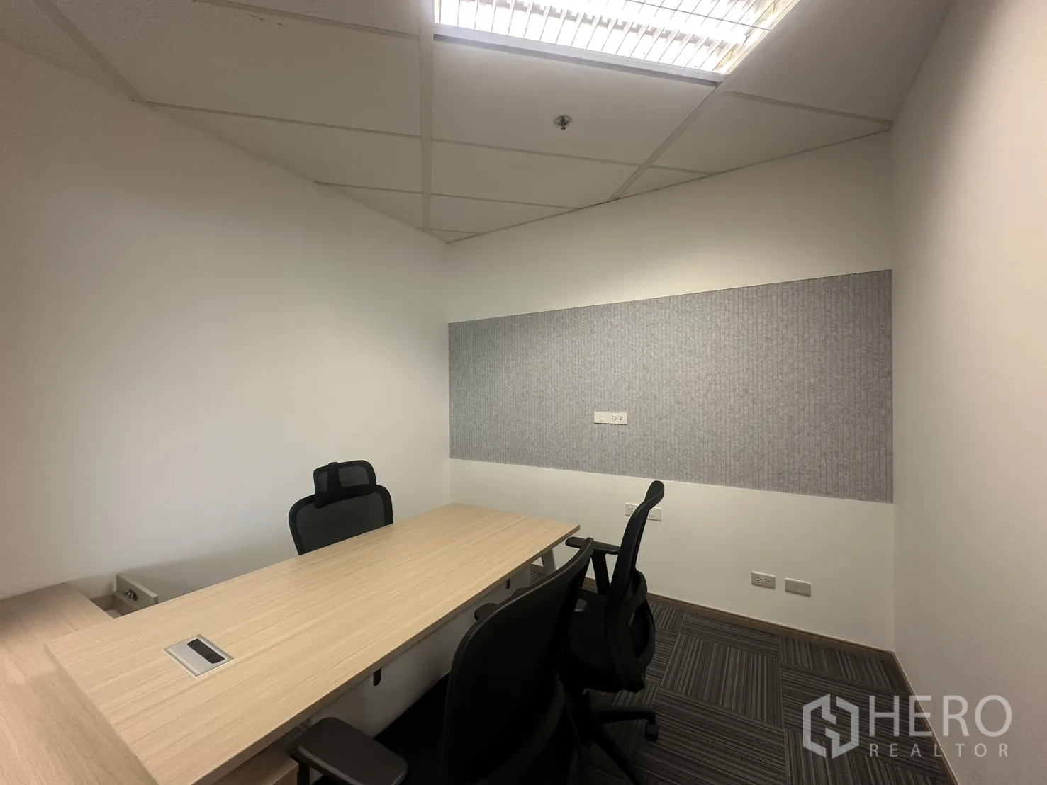 办公室 for rent in Pathum Wan, Bangkok - 小型会议室，木质桌椅与吸音墙面。