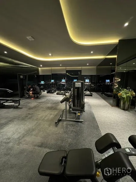 公寓 出租在Ratchathewi, Bangkok - 健身房配有有氧与力量设备，可观城市景色。