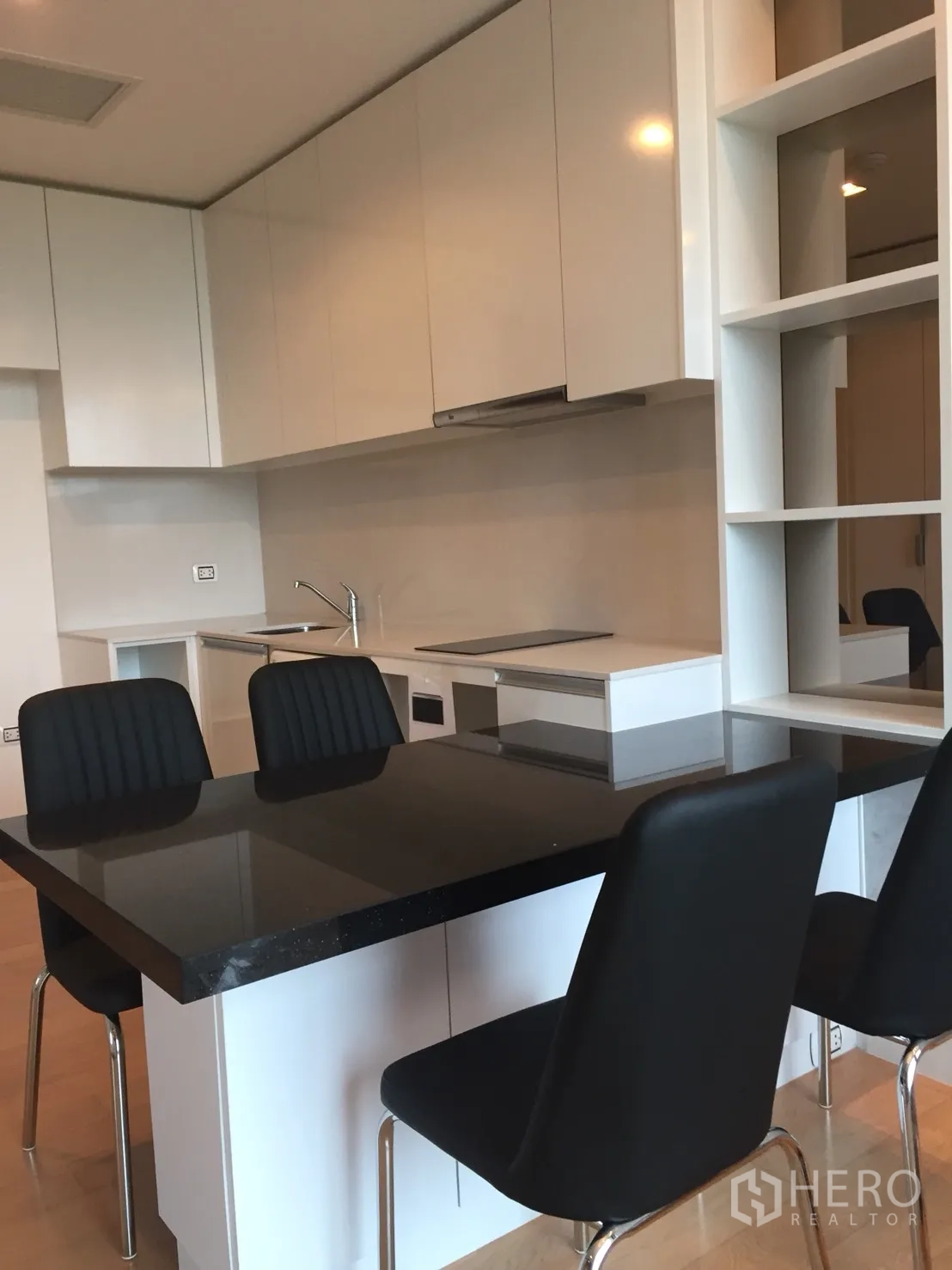 คอนโด ให้เช่าในChatuchak, Bangkok - ครัวบิลท์อินโทนขาว พร้อมไอส์แลนด์หินสีดำและเก้าอี้สามตัว