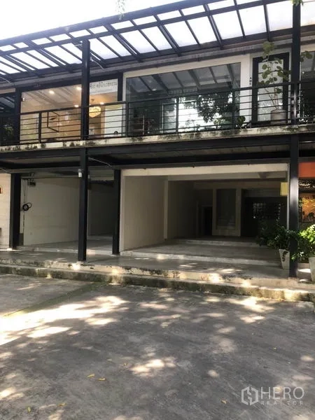 零售空间 出租在Watthana, Bangkok - 金属凉棚下的首层店面与带顶露台。