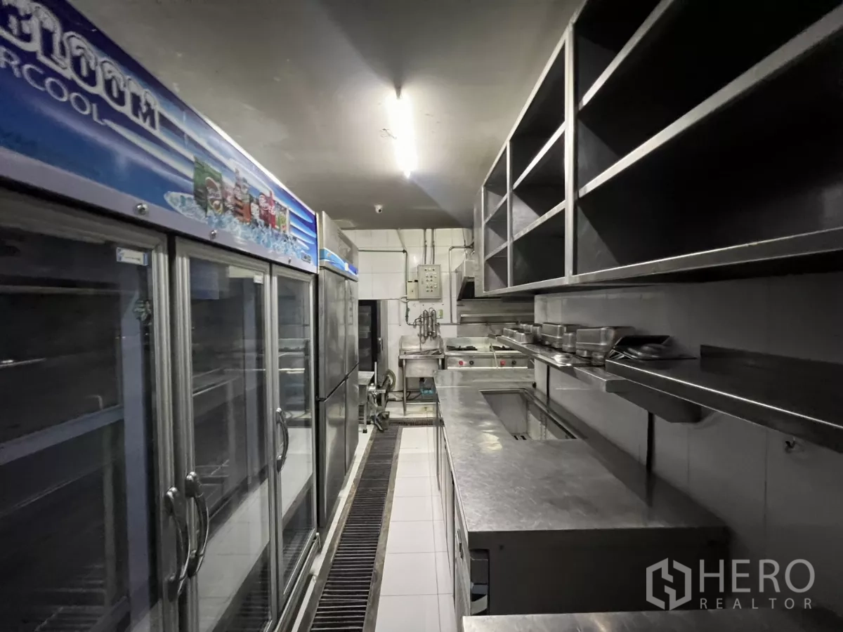 零售空间 出租 - 后场厨房配大玻璃门冰柜与不锈钢操作台。