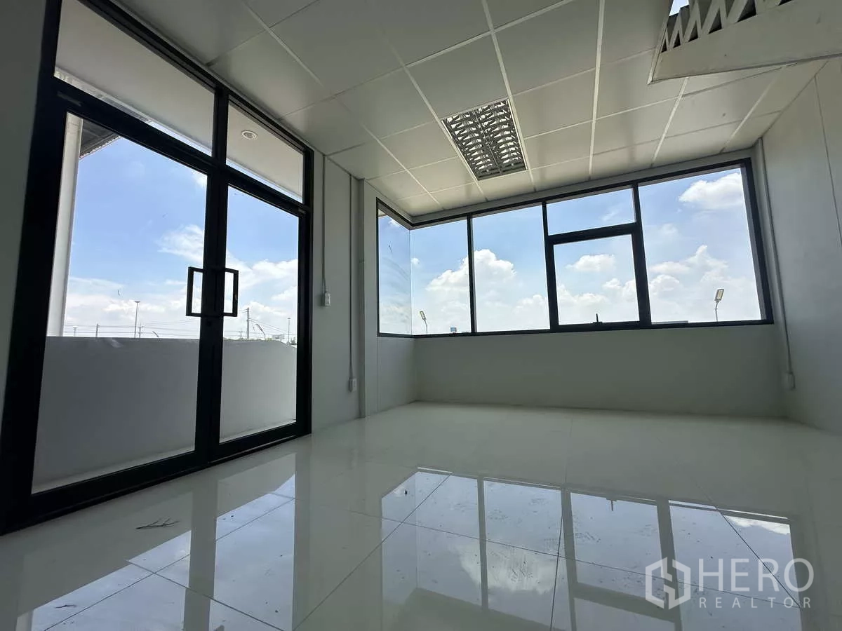 货栈 出租在Wang Noi, Phra Nakhon Si Ayutthaya - 采光充足的转角办公室，大面积窗户与推拉门。