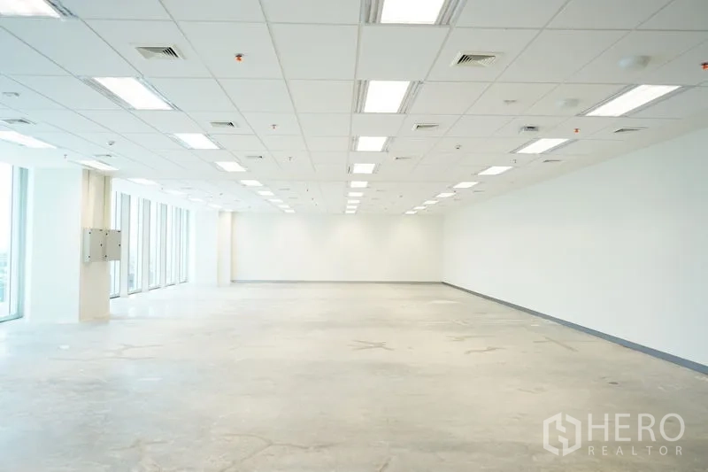 办公空间 出租在Bang Na, Bangkok - 宽敞白盒办公室，少柱通透，侧边为高窗。