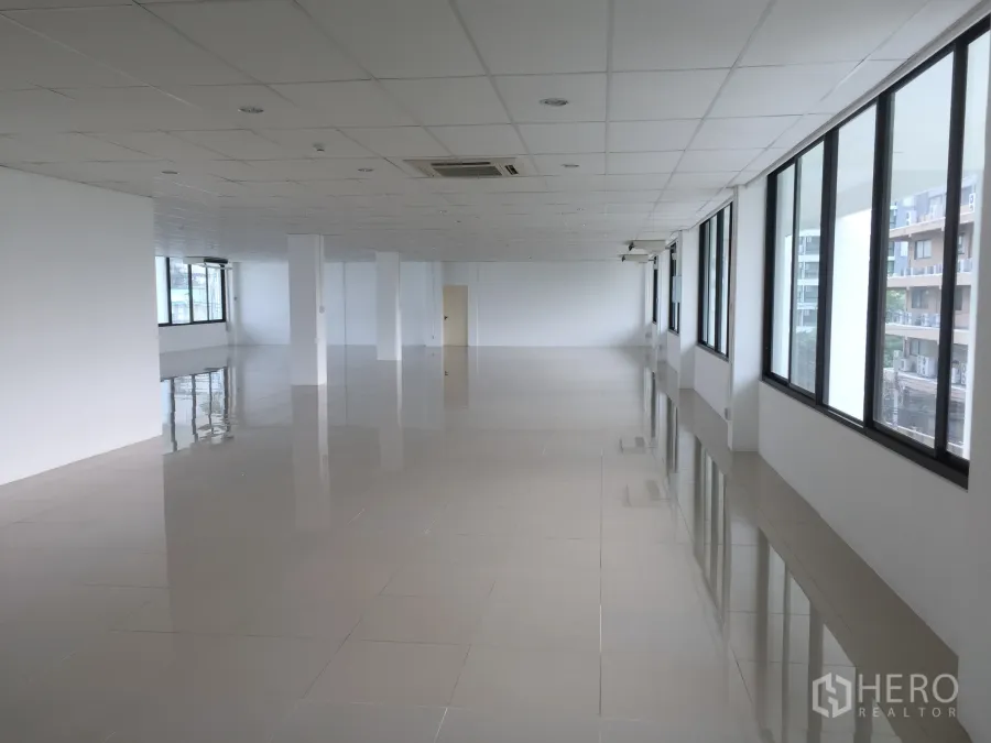 สำนักงาน ให้เช่าในKhlong Toei, Bangkok - พื้นที่สำนักงานแบบเปิดโล่ง 296 ตร.ม. ปูกระเบื้อง ฝ้าทีบาร์ เสากลาง และหน้าต่างกระจกขนาดใหญ่รับแสงธรรมชาติ