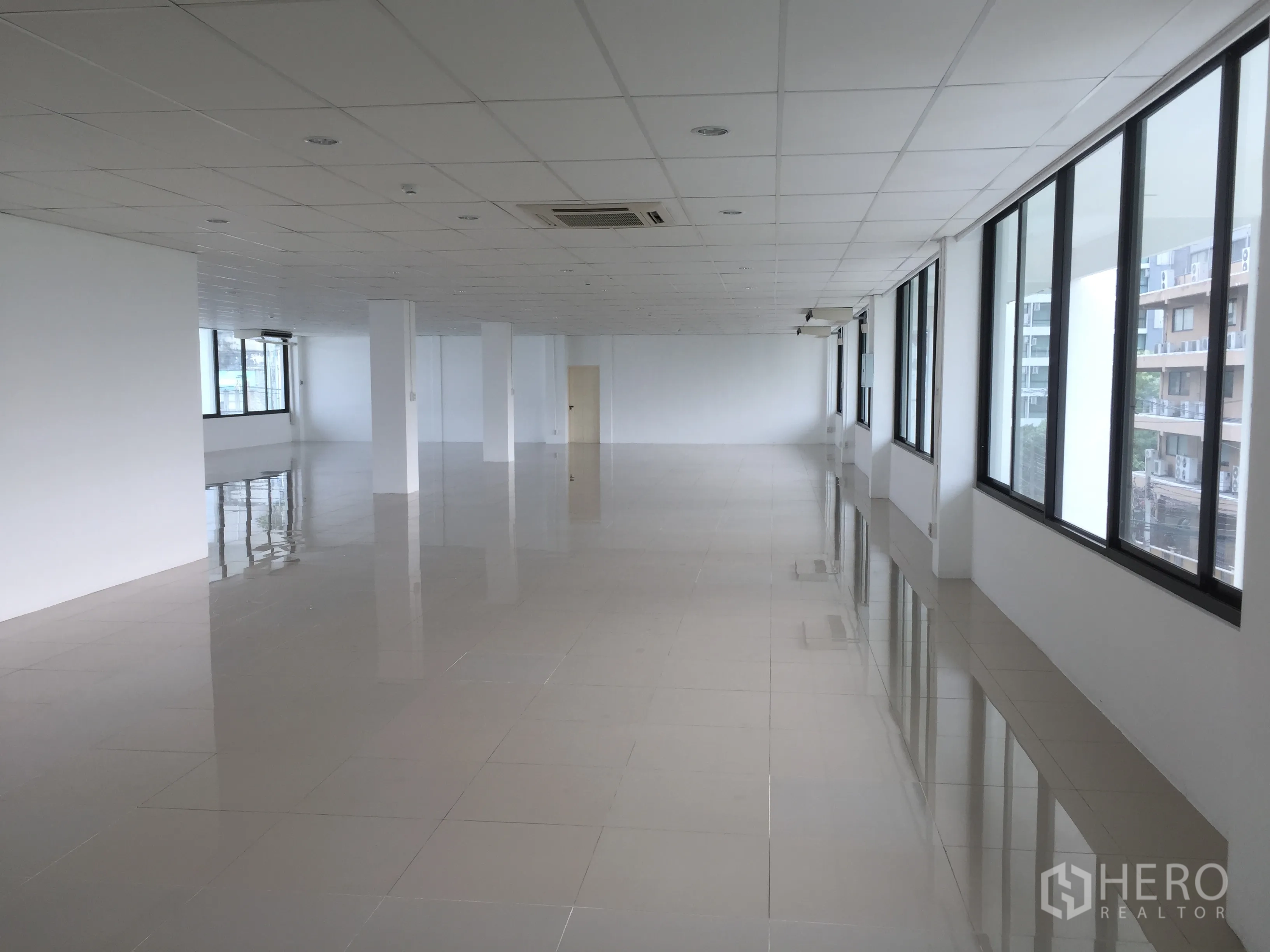 สำนักงาน ให้เช่าในKhlong Toei, Bangkok - พื้นที่สำนักงานแบบเปิดโล่ง 296 ตร.ม. ปูกระเบื้อง ฝ้าทีบาร์ เสากลาง และหน้าต่างกระจกขนาดใหญ่รับแสงธรรมชาติ