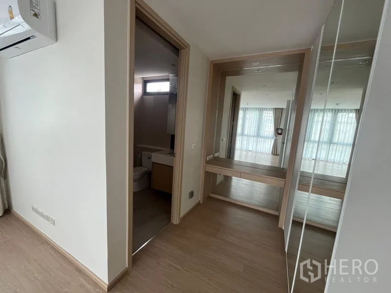 ทาวน์เฮาส์ ให้เช่าในKhlong Toei, Bangkok - โถงห้องนอนสว่างพร้อมโต๊ะเครื่องแป้งบิลท์อินและทางเข้าห้องน้ำ