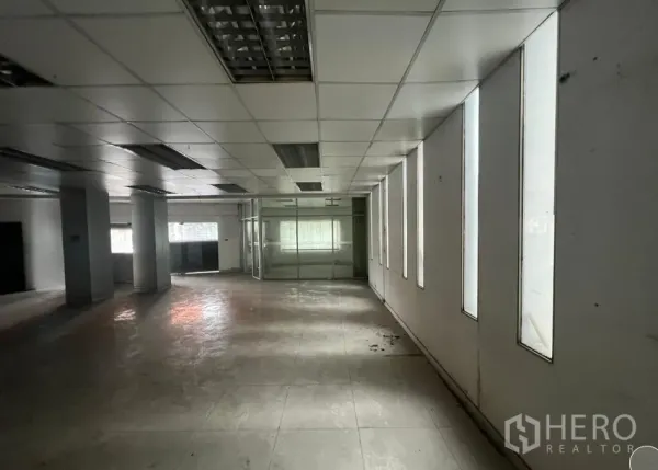 店屋 出租或出售在Khlong Toei, Bangkok - 开放式楼层，狭长竖窗引入自然采光。