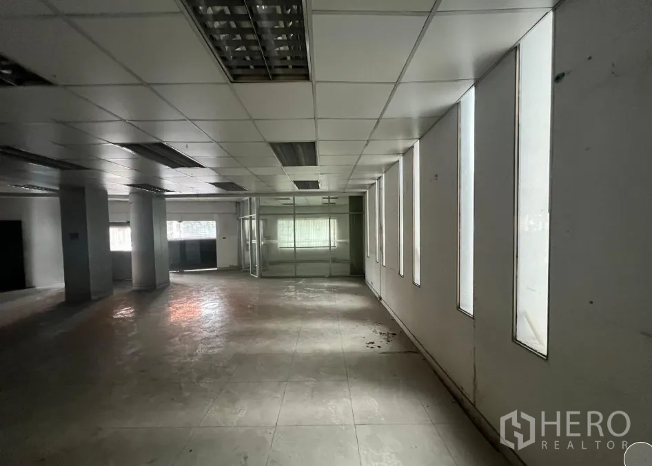 店屋 出租或出售在Khlong Toei, Bangkok - 开放式楼层，狭长竖窗引入自然采光。