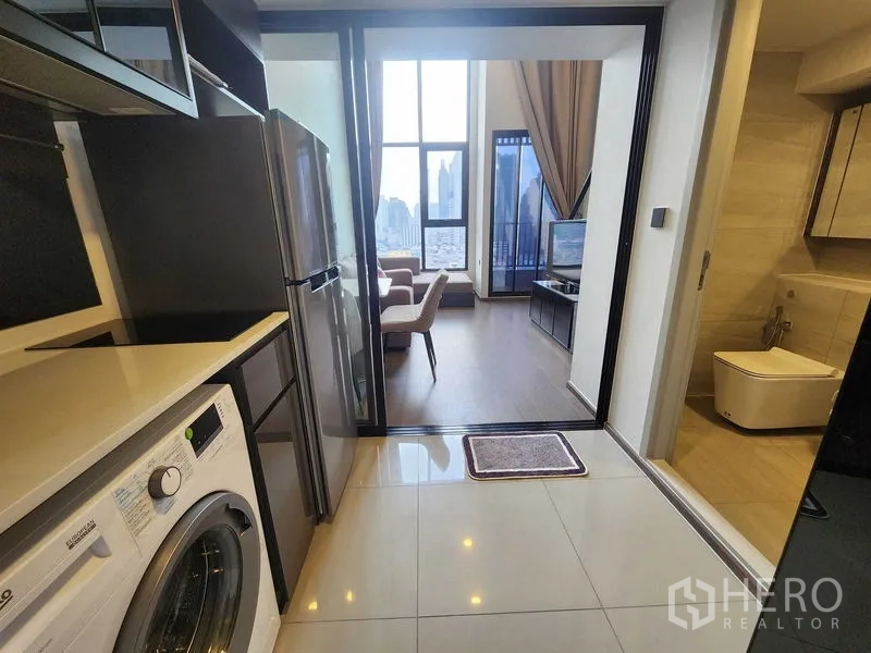 公寓 出租 - 紧凑厨房配冰箱和洗衣机，滑门通向客厅并连接卫生间。