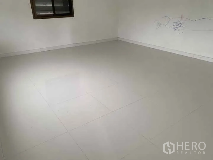 工厂 出租或出售在Bang Yai, Nonthaburi - 空置瓷砖房间，适合办公室或会议室。