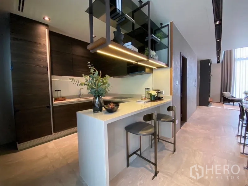 บ้าน ขายในPhaya Thai, Bangkok - ครัวสไตล์ร่วมสมัยพร้อมบาร์นั่งทานอาหาร เครื่องใช้บิ้วท์อิน และชั้นวางของ