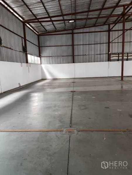 คลังสินค้า ให้เช่าในBang Kapi, Bangkok - โถงไร้เสาค้ำกลาง พื้นคอนกรีตเรียบ ผนังสีขาว มีช่องระบายอากาศ