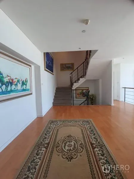 คอนโด ขายในWatthana, Bangkok - โถงกว้างพื้นไม้ พรมลายสวย และบันไดราวเหล็ก