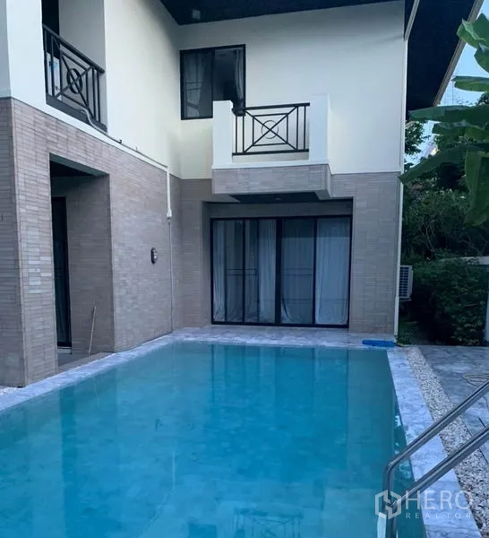 Detached House for rent in Din Daeng, Bangkok - Private swimming pool beside the house with balconies and sliding glass doors.