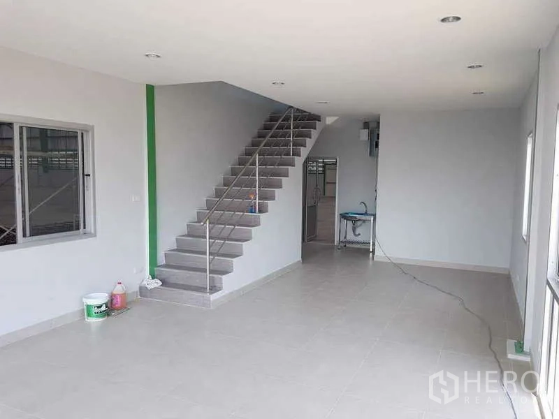 โรงงาน ให้เช่าในMueang Samut Prakan, Samut Prakan - ภายในสำนักงานชั้นล่าง พื้นกระเบื้อง หน้าต่าง และบันไดตรงราวสแตนเลส