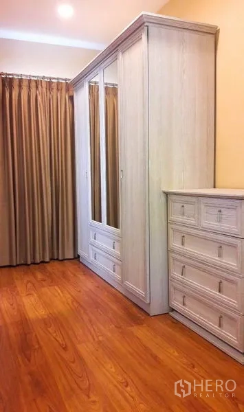 บ้าน ให้เช่าหรือขายในBang Yai, Nonthaburi - ตู้เสื้อผ้าบิลท์อินและตู้ลิ้นชักในห้องแต่งตัว พื้นไม้และผ้าม่าน