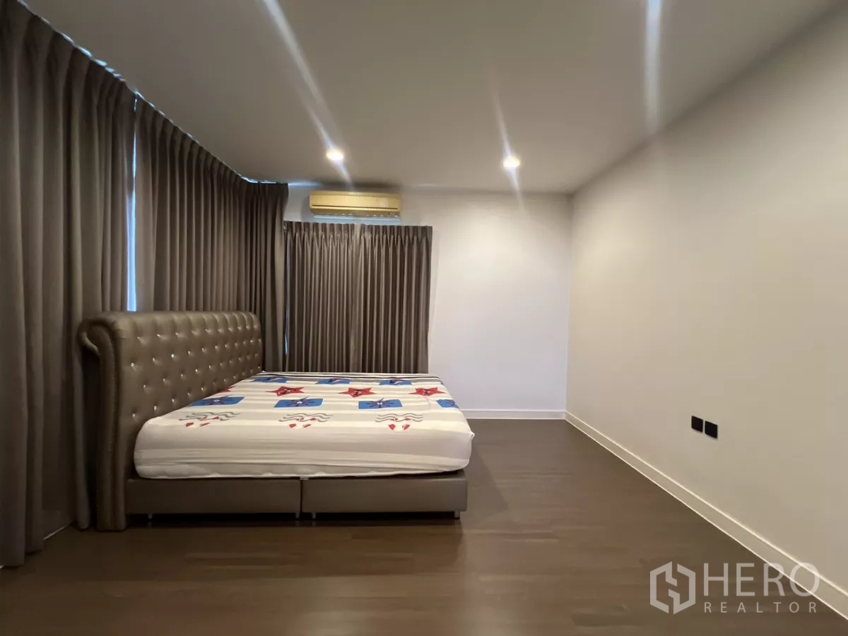 บ้าน ให้เช่าในBang Kapi, Bangkok - ห้องนอนใหญ่ เตียงบุหนัง พร้อมผ้าม่านทึบเต็มความสูง