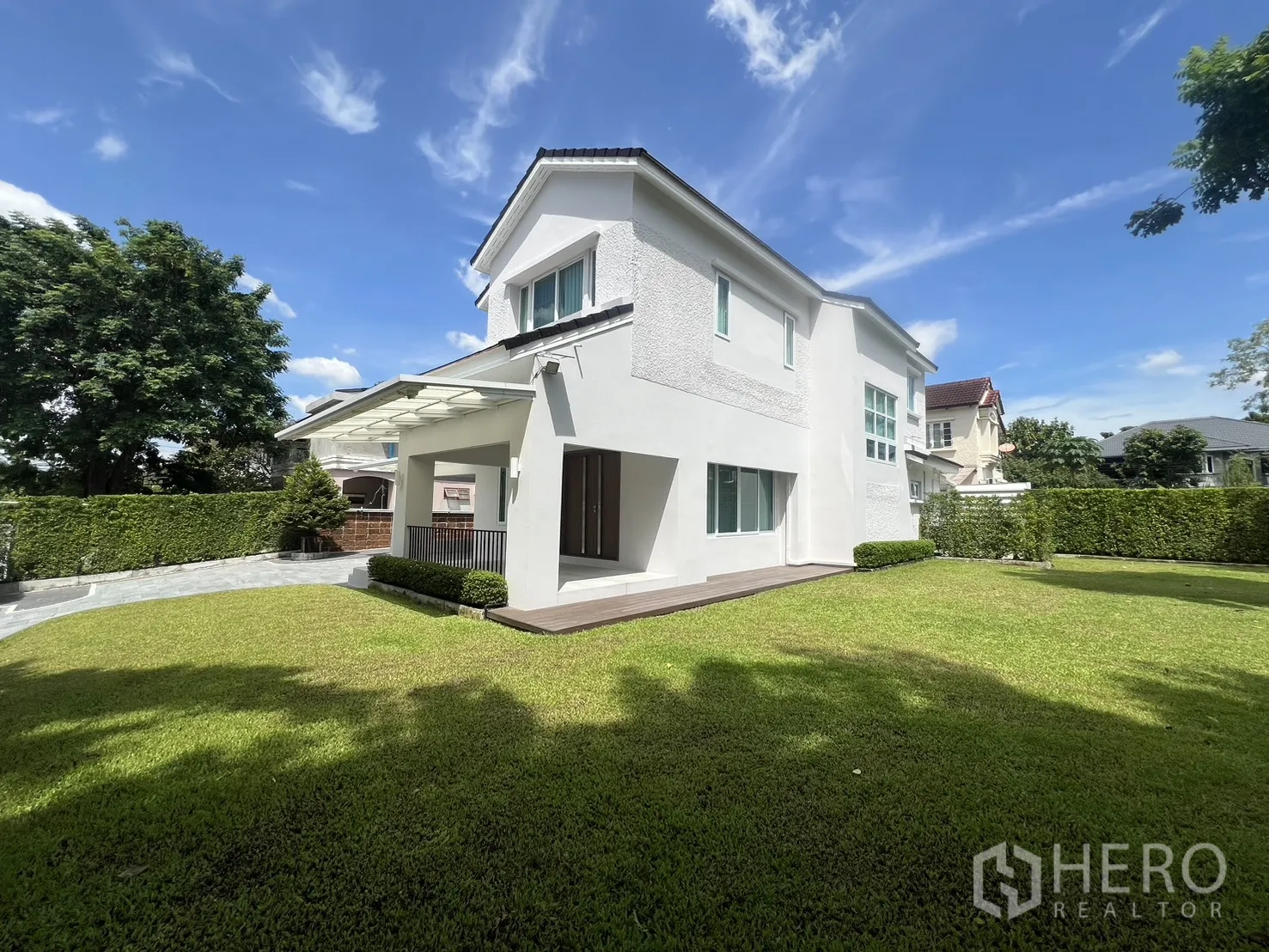 独立式住宅 出租在Mueang Samut Prakan, Samut Prakan - 房屋侧后立面，面向宽大的绿地庭院。