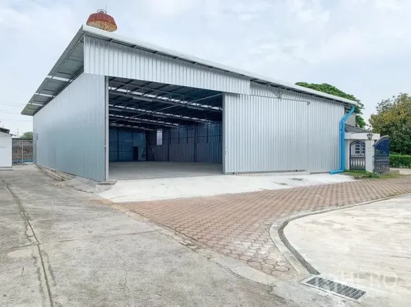 货栈 出租在Mueang Pathum Thani, Pathum Thani - 仓库正面，超宽开口与混凝土装卸平台。