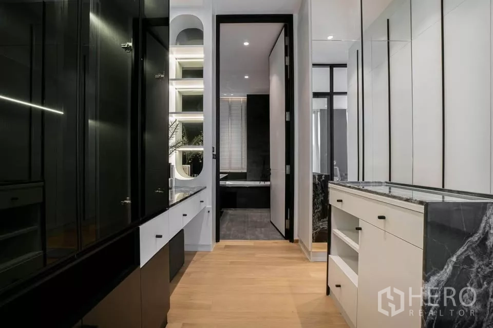 ทาวน์เฮาส์ ขายในChatuchak, Bangkok - วอล์กอินโคลเซ็ตพร้อมโต๊ะเครื่องแป้งและประตูเข้าสู่ห้องน้ำ