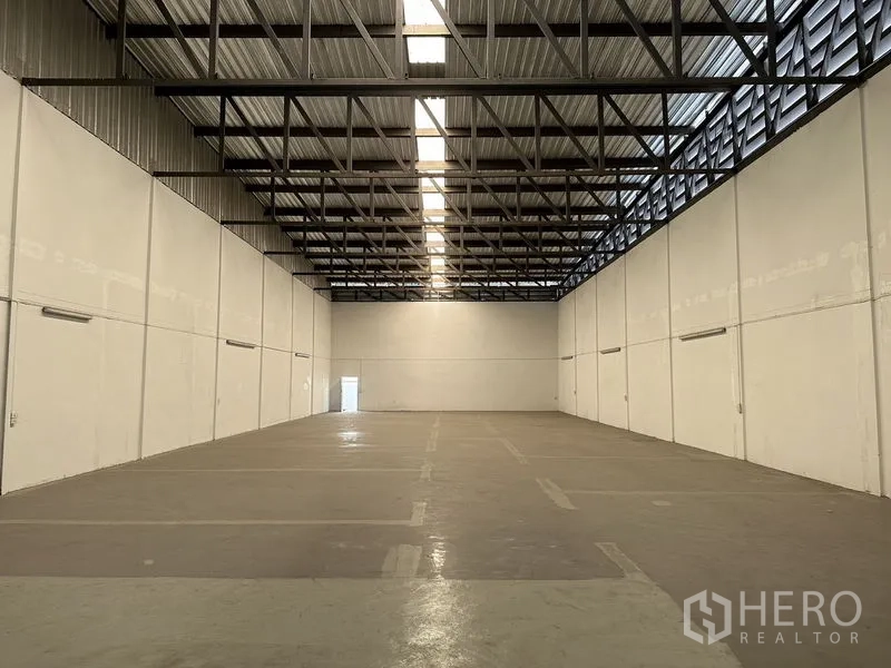 โรงงาน ให้เช่าในBang Sao Thong, Samut Prakan - พื้นที่จัดเก็บกว้าง มีสกายไลท์แนวสันหลังคาและช่องระบายอากาศด้านข้าง.