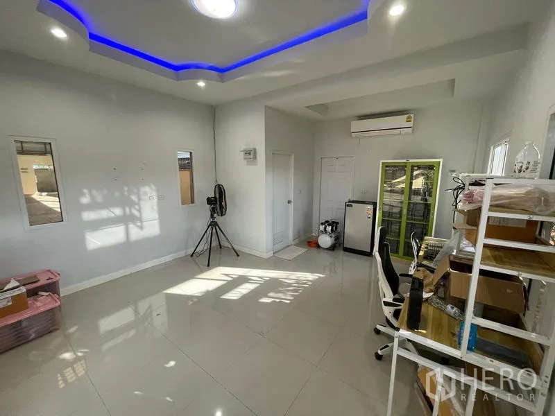 工厂 出租在Lat Lum Kaeo, Pathum Thani - 明亮办公室，瓷砖地、蓝色LED吊顶与空调。