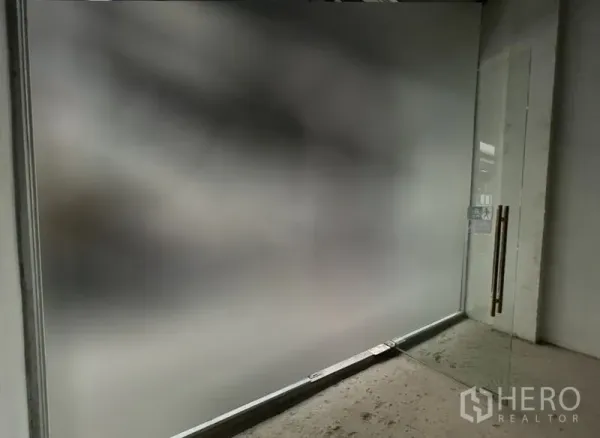 零售空间 出租在Khlong Toei, Bangkok - 磨砂玻璃店面，配高挑透明玻璃门与金属把手。