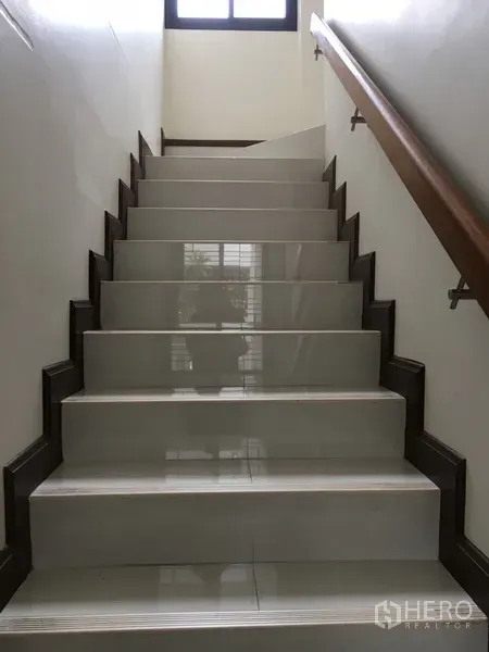 สำนักงานที่บ้าน ให้เช่าในBang Rak, Bangkok - บันไดปูกระเบื้องพร้อมราวไม้ รับแสงธรรมชาติจากหน้าต่างด้านบน