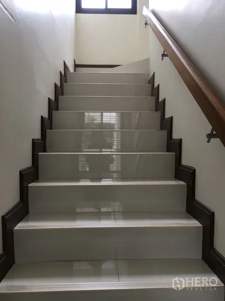 สำนักงานที่บ้าน ให้เช่าในBang Rak, Bangkok - บันไดปูกระเบื้องพร้อมราวไม้ รับแสงธรรมชาติจากหน้าต่างด้านบน